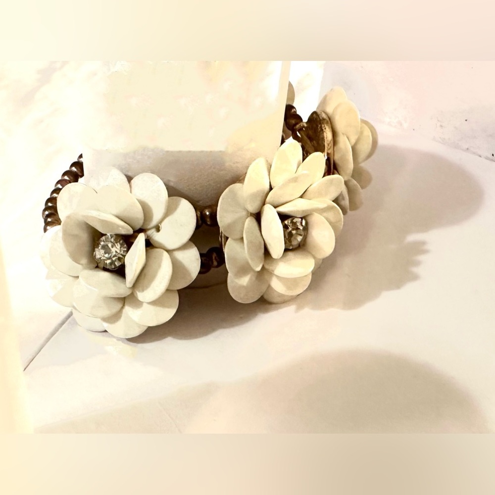 ✅⬇️50%Off🙃Bracelet RETRO 4 Flowers, Gold Metal/Stretch 6"-8" uniquely beautiful